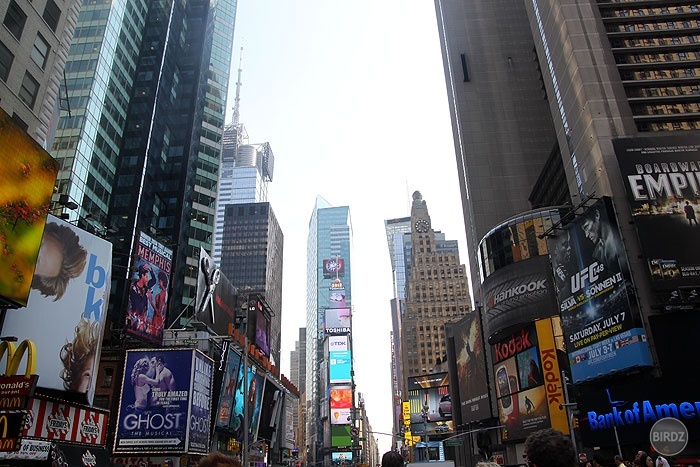 Times Square, najznámejšie námestie v New Yorku. Čo na ňom turisti nájdu? Reklamy. A reklamy. A ešte reklamy.... Priam kultúrna pamiatka konzumného života. 