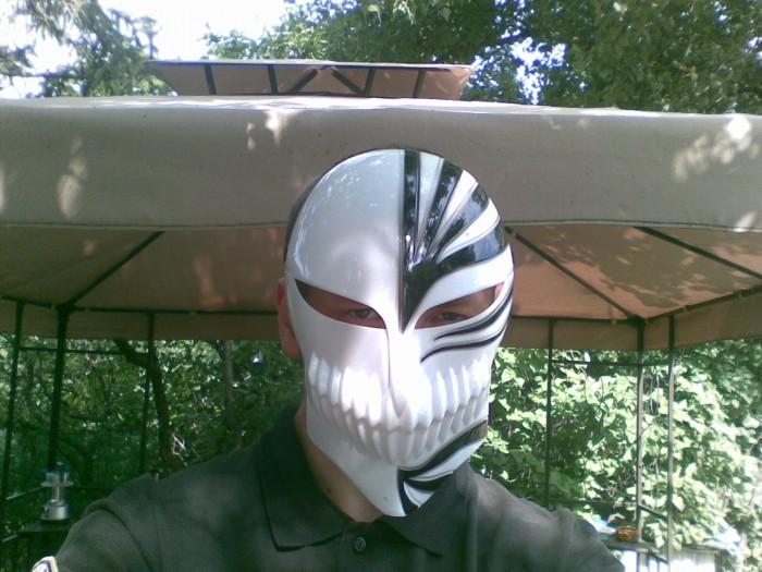 Ja Andrej s maskou na tvári vo Vajnoroch v záhrade hm  ...