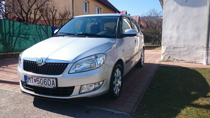 Cukrík na predaj :) r.v 2012 1.2tsi 63 kw 24 850km prvý majiteľ ;-)
elektrické okna predne, ABS, klima, centrál, sezónne prezutie etc..
Cena 6000€ nach nežerem...
