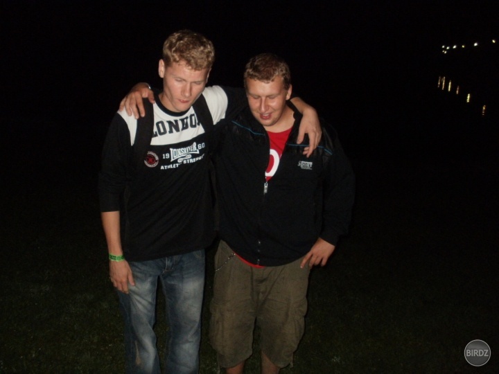 Marek a moj brat :D mala som im odfotiť tenisky :P :D nevídalo:D
