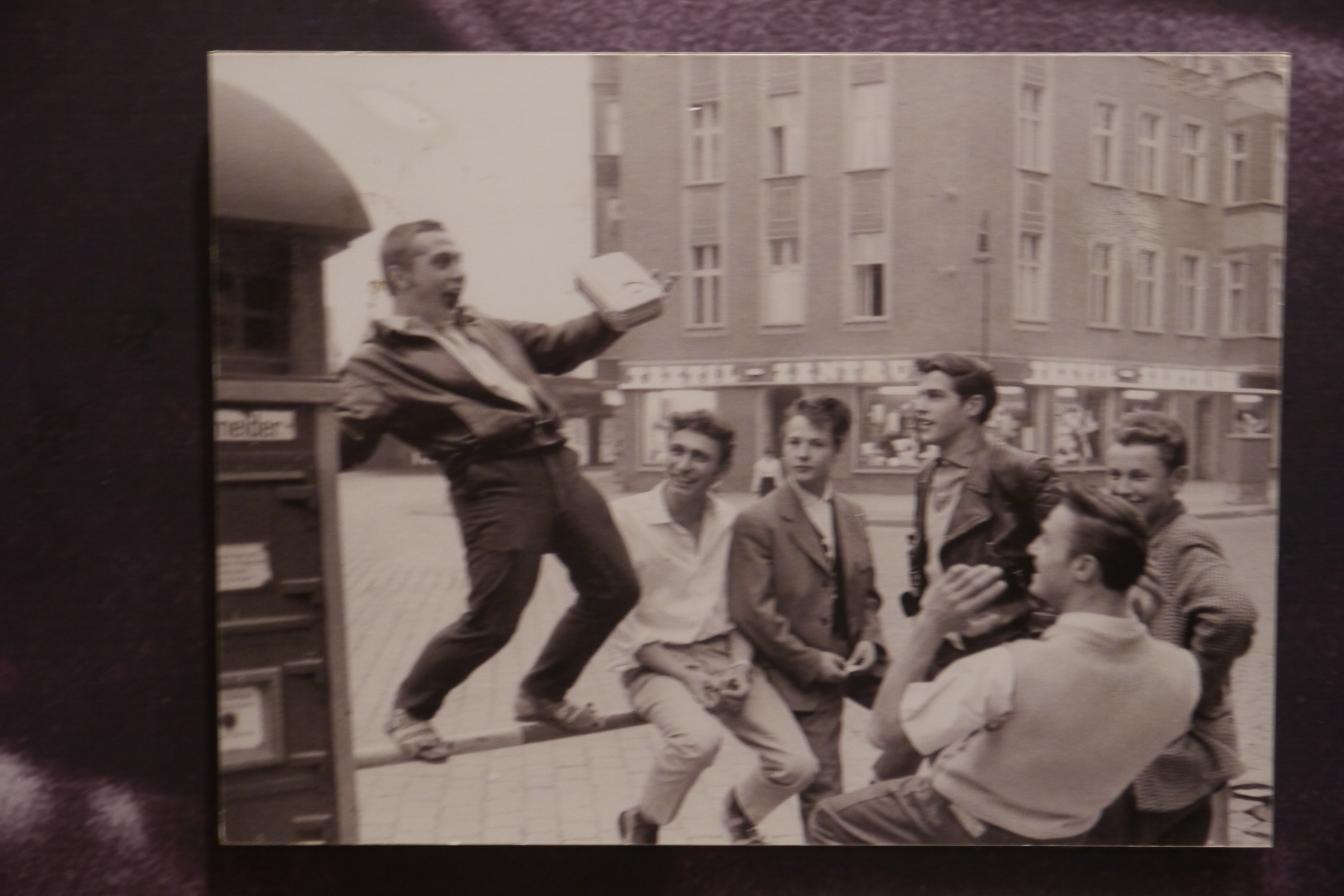 „Halbstarke“ vo Východnom Berlíne v roku 1960.
„Halbstarke“ in Ost-Berlin 1960.