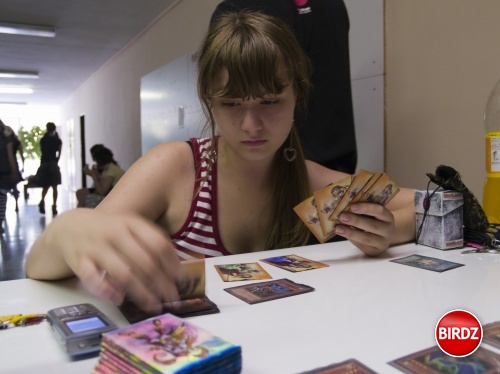 Šimona hrá YuGiOh karty-akčné foto =)