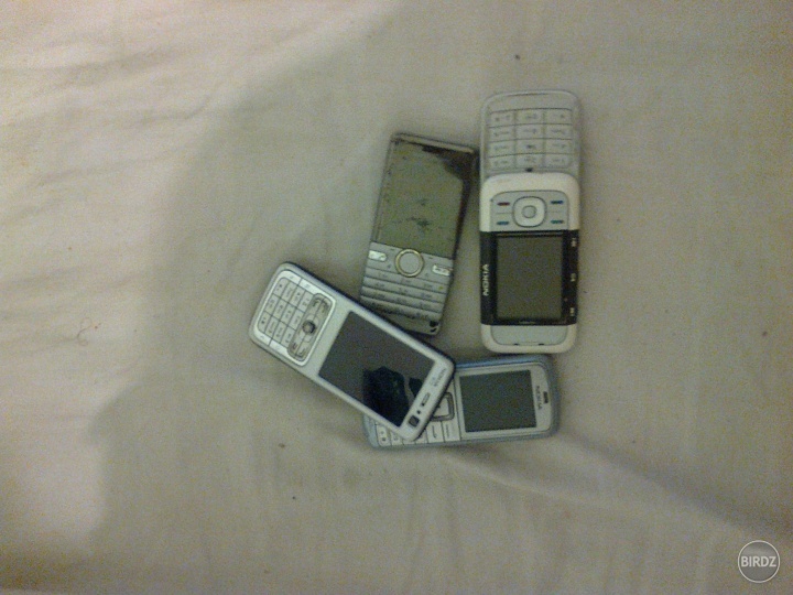 keby aspoň fungovali :( .. + ešte mám nokia c5-03 ( funkčný ) + nokia ( neviem aka otec ju ma :D ) a ešte samsung nejaky ten neviem kde je :D