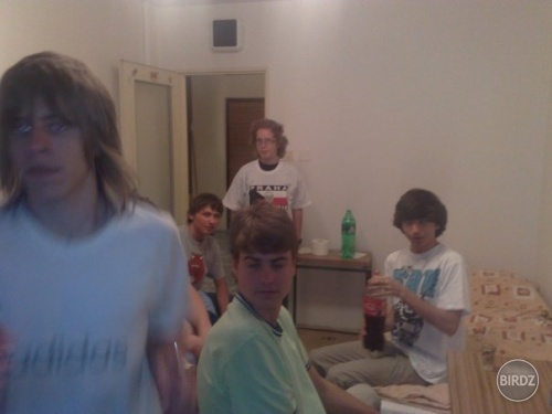 Ďalšia fotka z triedneho výletu v Prahe, vzadu je ma vidieť s novým tričkom Praha Drinking Team. Čo dodať :-)