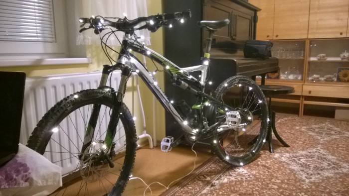 Brat poňal vianočný stromček po svojom :D