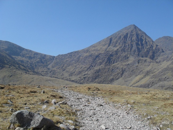 najvyšší vrch Írska - 1039 metrov vysoký Carrauntoohill, ale dostať sa tam bol dačo :D myslela som si, že zomrem po ceste vážne..cestou ktorou sme šli bola fakt nebezpečná..vidíš ju?