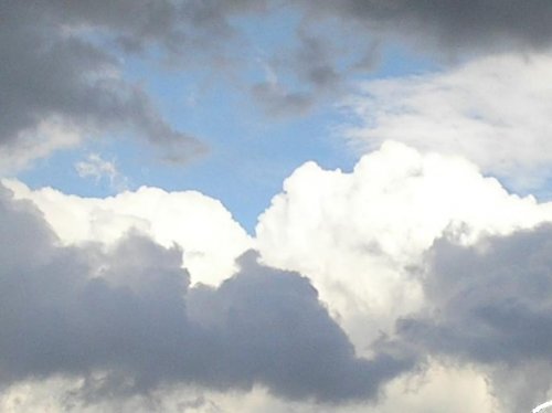 a strašne rada fotím oblaky...hlavne keď sa blíži búrka :-)