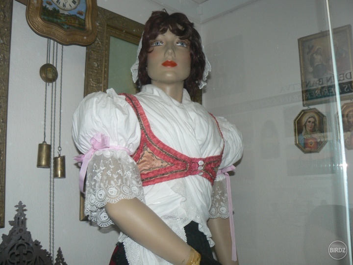 KROJ HANDLOVSKÝCH NEMCOV PRE MLADÚ ŽENU