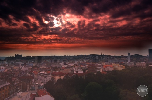 výhľad z našej kancelárie - v pozadí bratislavský hrad :) => v upravenej podobe