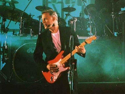 El magnifico de musica e gitarra - David Gilmour. Toho chlapa proste milujem a nehanbím sa to povedať. Je to môj MEGA idol. Synonymum slov CHARAKTER a CHARIZMA. Tá fotka je v skutočnosti momentka z koncertu P.U.L.S.E. od Pink Floyd v roku 1994.