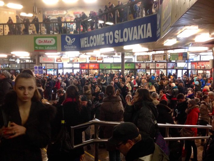 Bratislava hlavná stanica 18:00. Koncert Evy Mázikovej v plnom prúde.