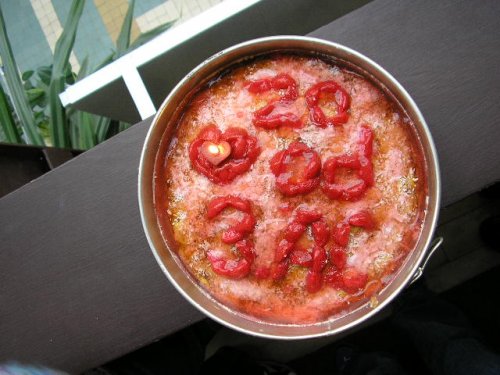 ták...a toto je torta, ktorú som piekla ja-mňó:) som šikujka:D(pre triednu:)