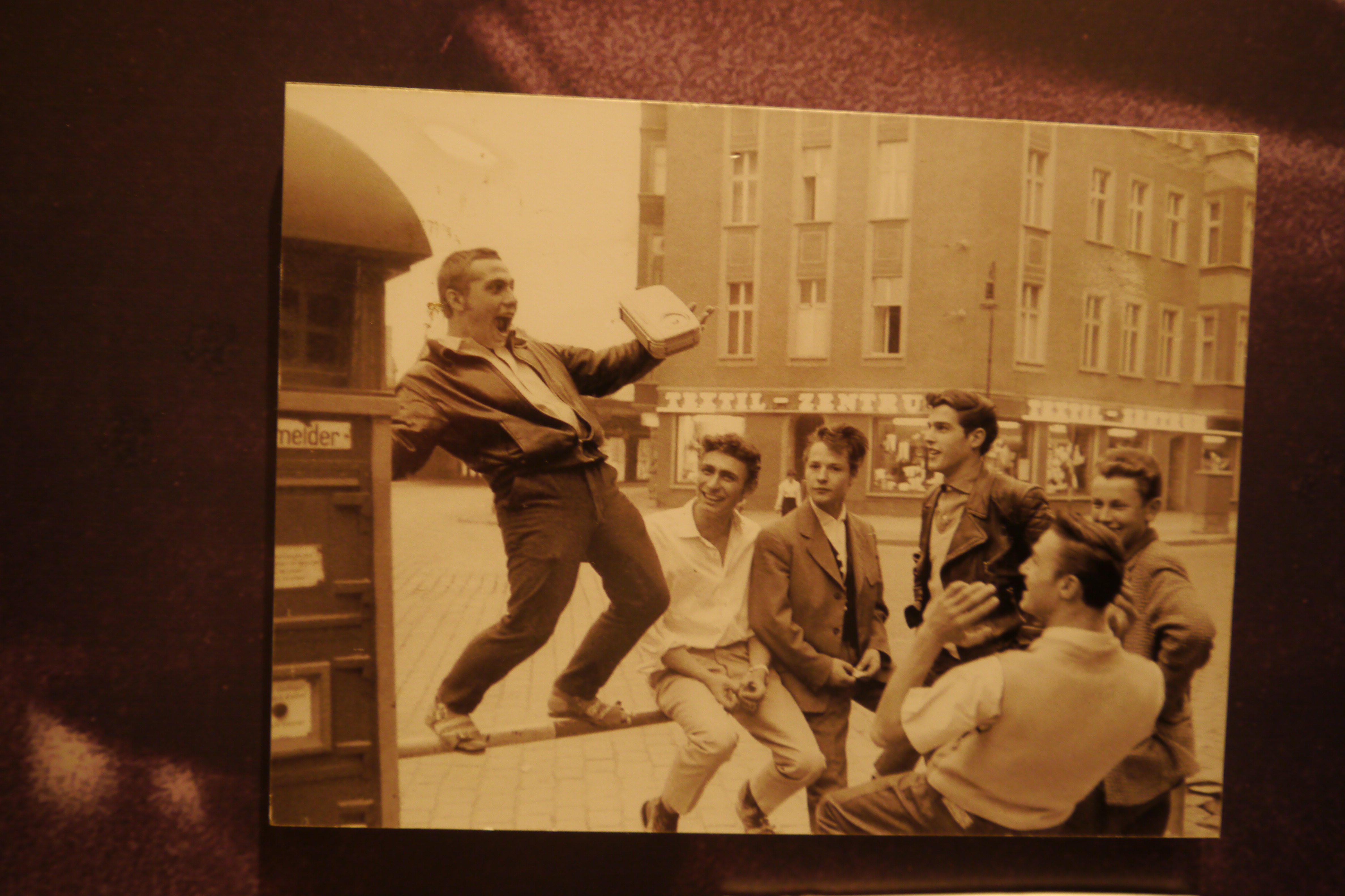 „Halbstarke“ vo Východnom Berlíne v roku 1960.
„Halbstarke“ in Ost-Berlin 1960.