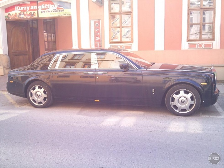 Už aj po Prešove jazdí Rolls Royce.
