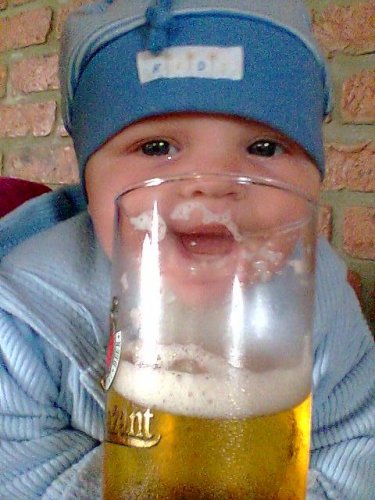 juuj moj malinky synovcek..aale on neni alkoholik :D