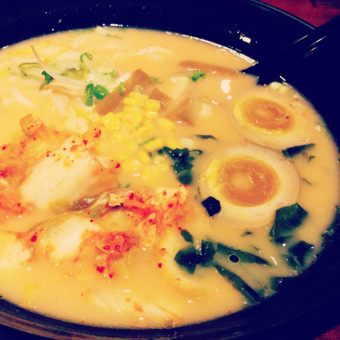 Ked uz sa tu strhla taka vasniva debata o jedle, tak na, nech vas aj jebne :-* vege kimchi ramen v Japonskej all-you-can-polievka a all-you-can-caj restike