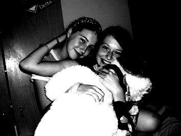 sice starsia fotka, ale nevadi....... tinzy navzdy spolu ...:DDD