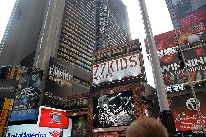 Times Square... Miesto kam sa chodia turisti pozerať na reklamy.