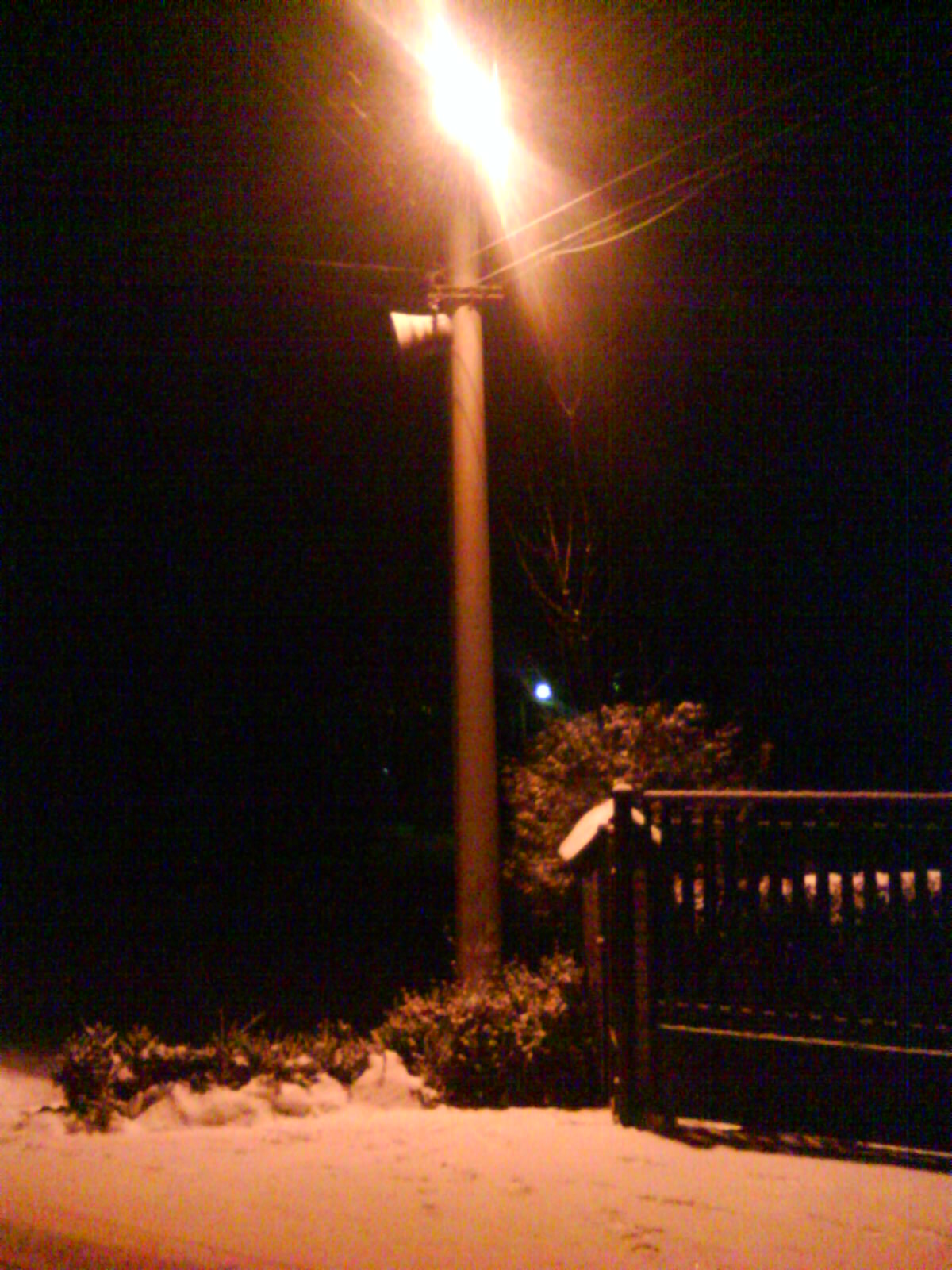 tak pre lepšiu predstavivosť, toto je lampa pri našom dome a kusok našeho plotu:)nekvalitná fotka fotená včera v noci ale celkom sa dá:)