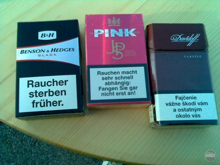 Takže úplne vľavo ďalšie cigarety, čo som kúpil vo Viedni, tieto ma pre istotu vyšli už 5,50€. A Dávidovky som si doniesol :D