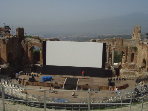 Festival filmov... tiez na sicilii v meste na skalach