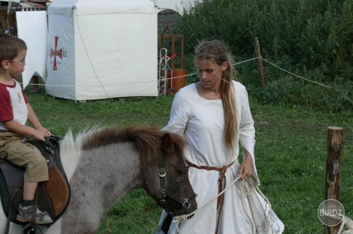 mno, toto je Dedinka, moja super spolužiačka na šermiarskom festivale na Devíne. Chúďa musela celé dni vodiť poníka...