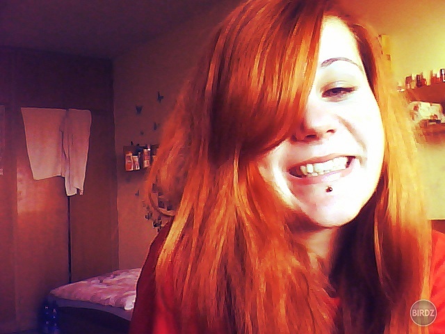 od ucha k uchu.