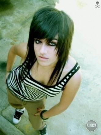 Vlasy má skoro rovnaké ako Joan Jett. Nie? :)