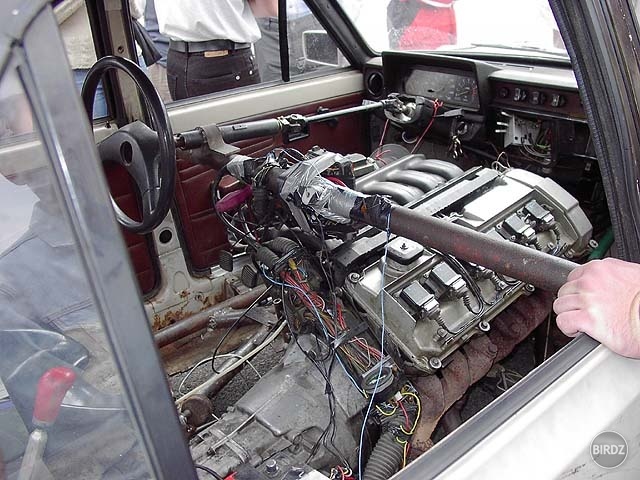 trošku že motor :D zaujímavo riešený volant :D  bohvie či dotyčný vidí na tacháč :D