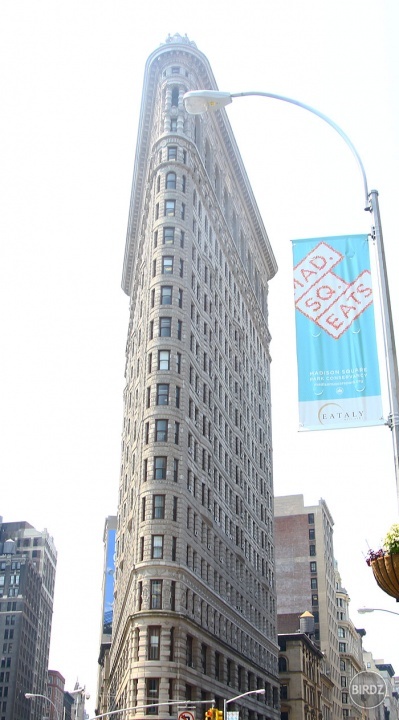 Slávna tenká budova Flatiron Building.