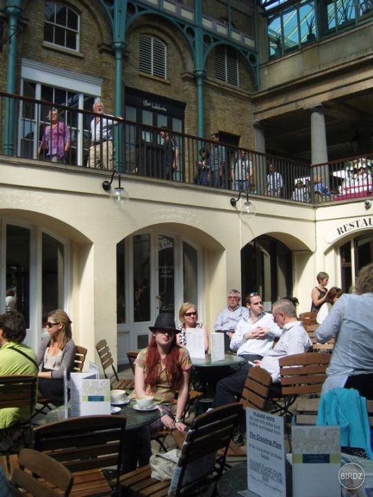 Káva na Covent Garden Markete spojená s energickým vystúpením sláčikového miniorchestra.