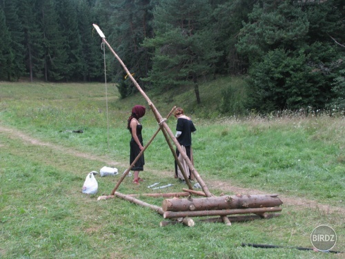 ubermighty katapúlt:D
nebezpecny 
ZN: striela dozadu