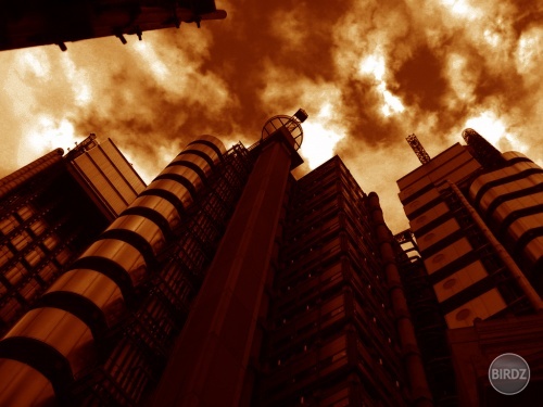 <i>Welcome to Mars City....</i> Fotka ako screenshot z Doom 3. Tak už viem odkial Carmackovci brali inšpirácie na svoju hru. Z jednej londýnskej budovy vedľa Re Tower