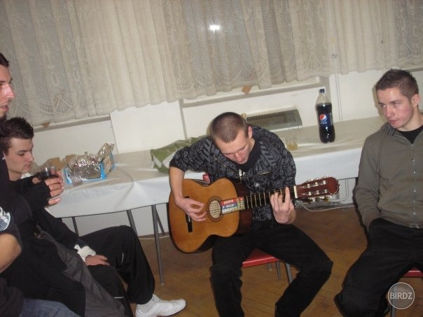 zbožňujem HO, keď hrá na gitare .. ááááách