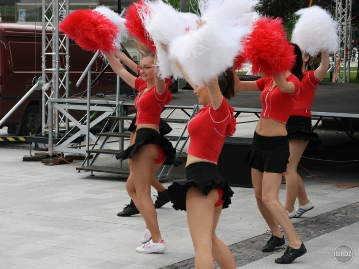tieto mladé dievčatá po Slovensky roztlieskavačky predstavili svoju tanečnú zostavu vo Zvolene 15.5.2010 