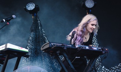 <3