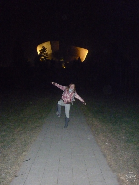 že pred ufom :D
zhodnotila som že je to loď :)