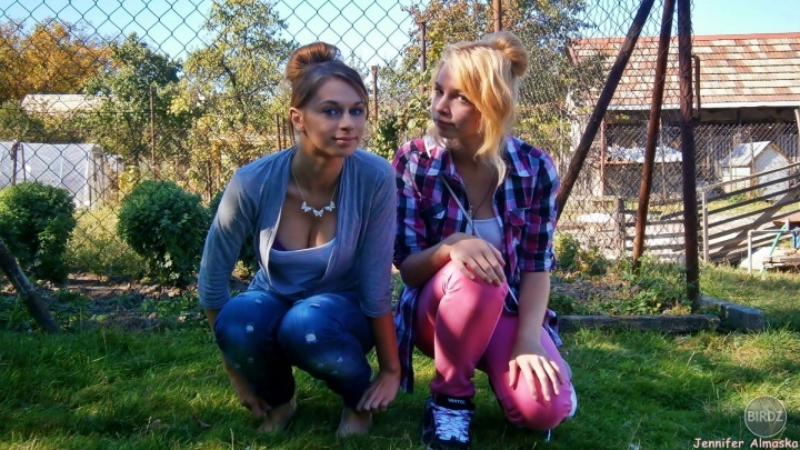 So sestrou ešte ked som bola blondina.. :D fotka z jeseni na moje narodky :D