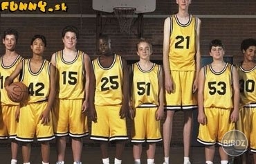 tipnite si ktorý z nich má isté miesto v NBA...
-ten čierny samozrejme ;-)