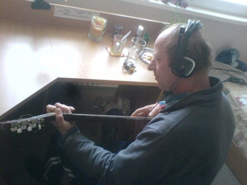 môj táta mal byť gitarista :)