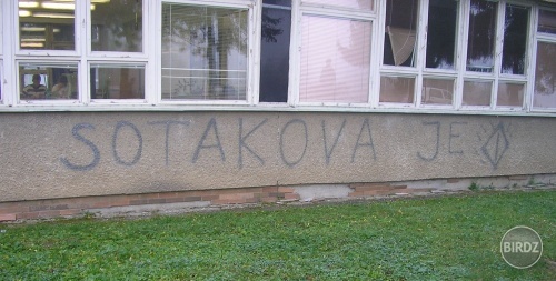 Predstavte si, že ráno idete frustrovaný, zdeprimovaný a zničený do školy. Prejdete školskou bránou a zrazu na vás vybafne TOTO... 
Naša drahá pani zástupkyňa. Neviem kto to spáchal, ale zaslúžil by si potlesk a poklonu. Minimálne.