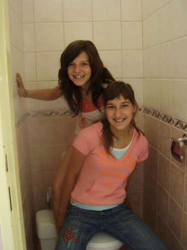 Ja a super kamoska Sonka, s ktorou testujeme nove WC v skole :D