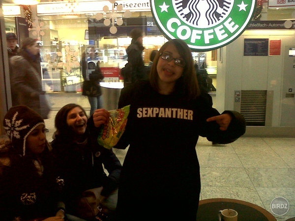 22.decembra 2010 v Berne pred Starbuck coffee po škole....tričko toho dievčata vpredu si radšej nevšímajte(rofl) 