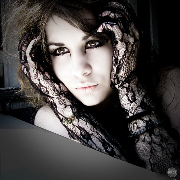 From DeviantArt, Goth by eruanntiell. Taká zamyslená...
