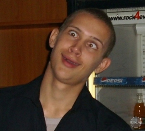 Bráško sa hrá na pštrosa