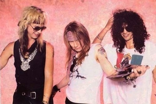 Lubi sa mi ako sa Axl zvodne usmieva a Duff a Slash na neho len tak kukaju :D