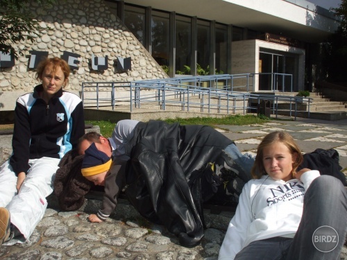my family na dovolenke pred muzeom....