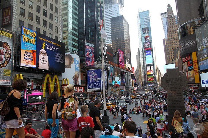 Times Square, námestie kde si turisti fotia reklamy. To sa môže stať len v USA!!! (A v Londýne na Picadily Circus, a možno v Tokyu...)