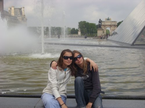 zuzka a ja pred luvrom :-P