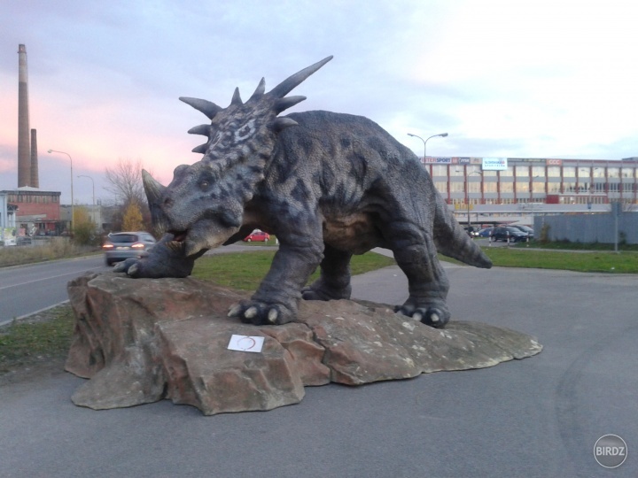 Dino pred obchodným centrom:))